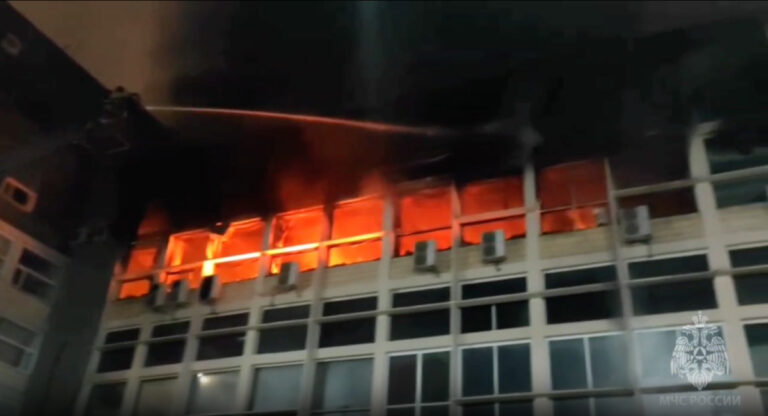 俄罗斯报告无人机浪潮，爆炸震撼莫斯科，战略工厂被烧毁