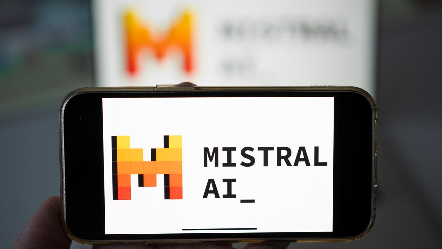 法国的 Mistral AI 推出以企业为中心的聊天机器人