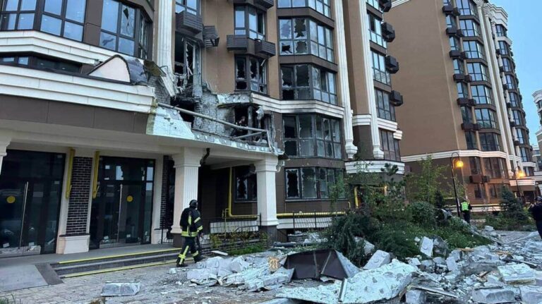 俄罗斯无人机袭击导致基辅州起火：10 辆汽车受损