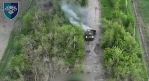 乌克兰神风敢死队无人机摧毁俄罗斯 T-72 坦克和两辆装甲车（视频）