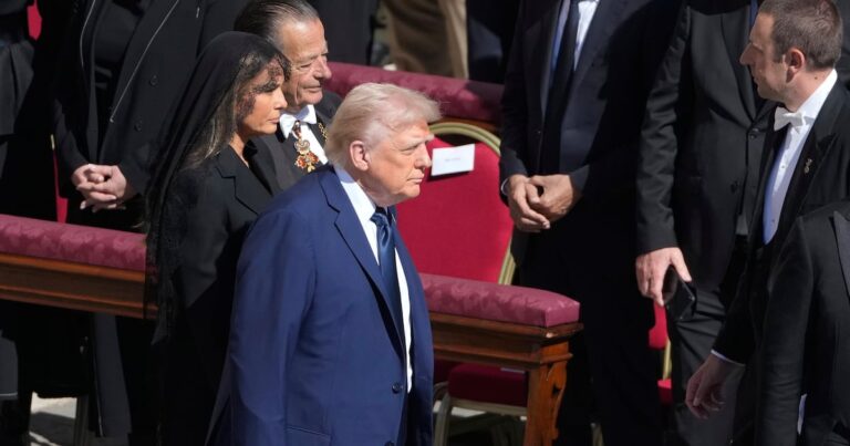 人工智能生成的特朗普作为教皇的图像引发了批评。特朗普是这样回应的