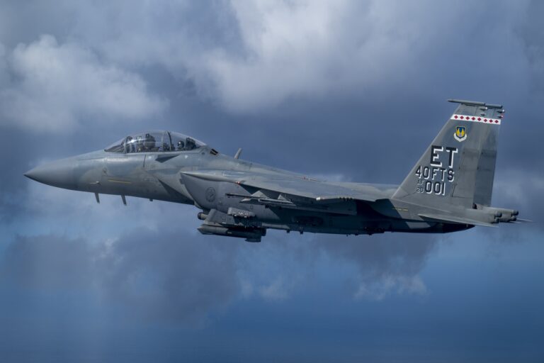 美国国民警卫队用强大的 F-15EX 鹰 II 战斗机取代 A-10，提供更远的射程和火力