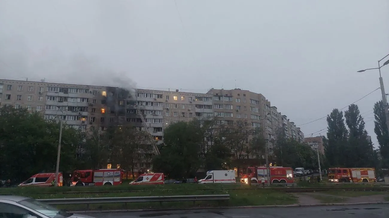 在基辅，敌人袭击造成 5 人受伤，无人机碎片落在一栋住宅楼和一家超市上
