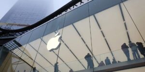 特朗普威胁对美国境外制造的 iPhone 征收 25% 的关税后，苹果股价盘前下跌