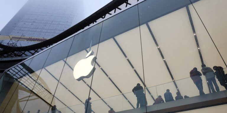 特朗普威胁对美国境外制造的 iPhone 征收 25% 的关税后，苹果股价盘前下跌