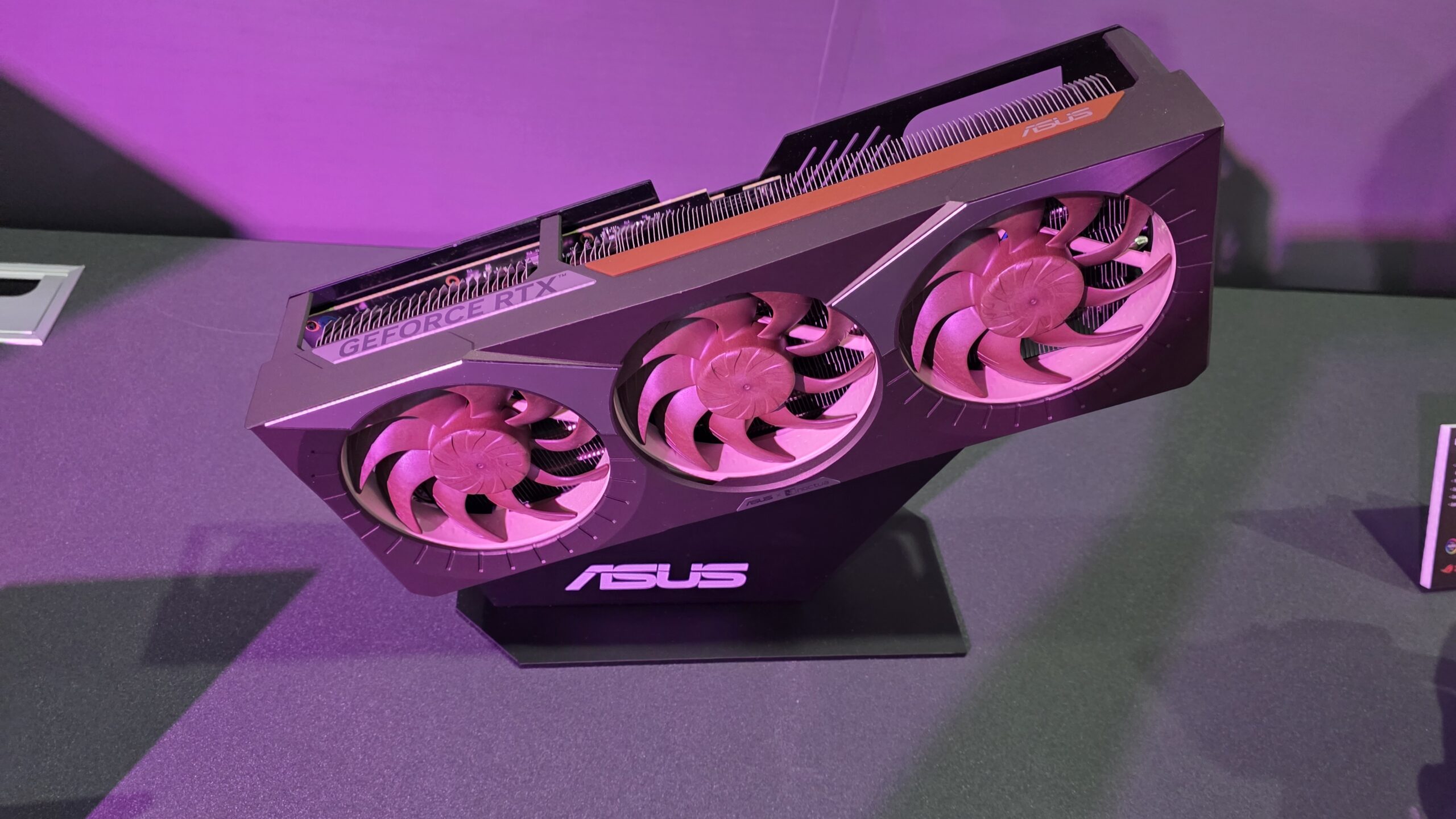 华硕在 Computex 上推出 Noctua 三风扇 RTX 5080、新的外部 GPU 扩展坞等