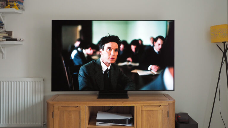 我住在三星的旗舰电视上，S95F 超出了我的所有期望