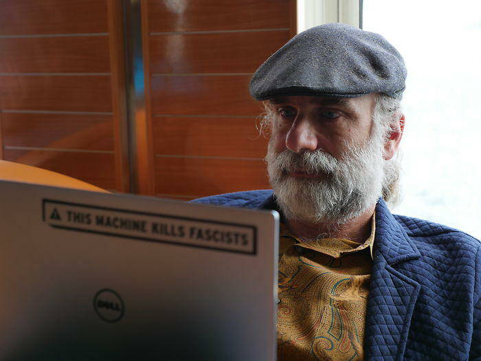 信息安全专家 Schneier 担心公司 AI 会纵我们
