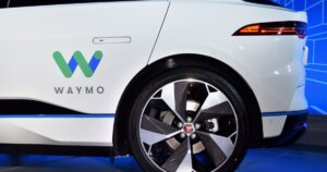 Waymo 在与路障相撞后召回 1,200 辆自动驾驶出租车