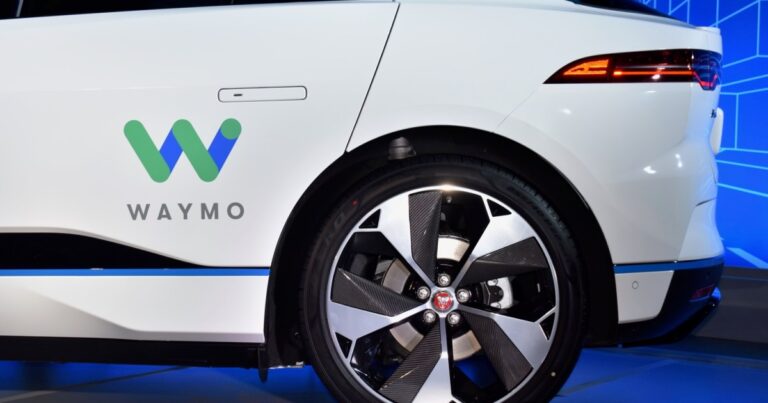 Waymo 在与路障相撞后召回 1,200 辆自动驾驶出租车