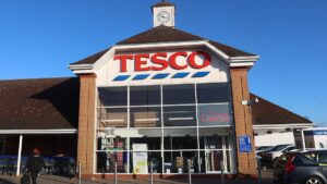 Tesco 紧随竞争对手的脚步，在入店行窃增加的情况下，在自助结账处发起了以足球为灵感的重组