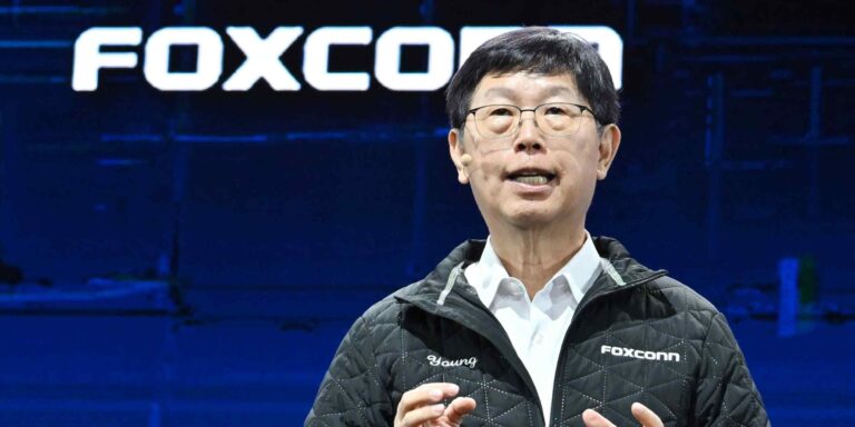 生成式 AI 不会取代所有人类工厂工人：富士康董事长