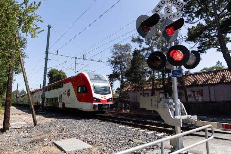 Caltrain 依靠 AI 使丘吉尔铁路道口更安全