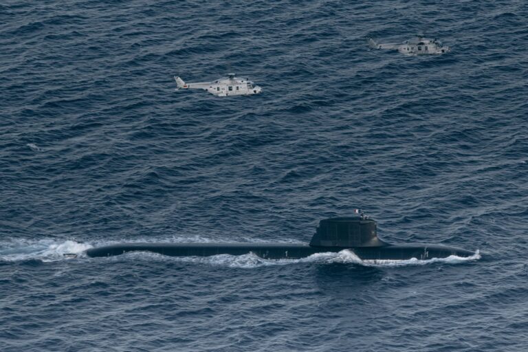法国海军在地中海进行逼真的海战演习，训练部队猎杀苏弗伦级核潜艇