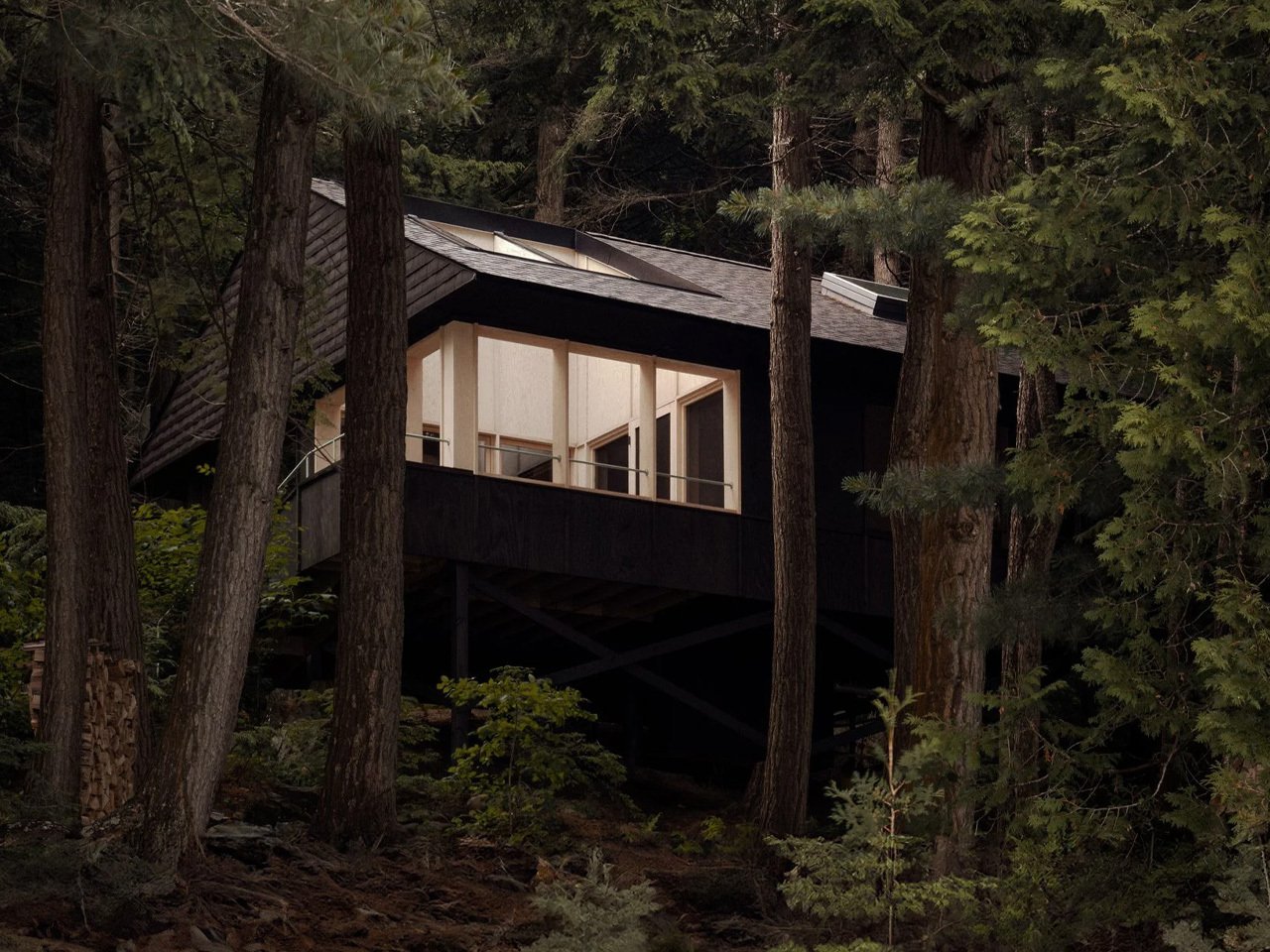 这个可持续的离网湖畔小屋与安大略省的 Algonquin Park 森林融为一体