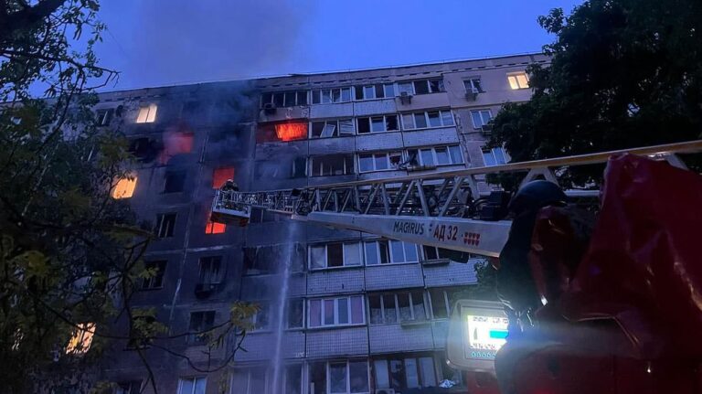 泽连斯基：俄罗斯用4枚导弹和142架无人机攻击乌克兰，数十架无人机仍在空中 – 视频