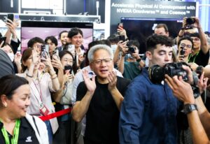 英伟达首席执行官黄仁勋称美国人工智能芯片出口控制“失败”