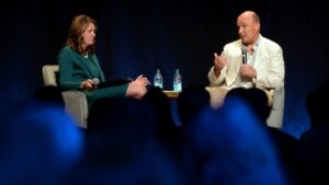 Jim Balsillie 和阿尔伯塔省省长 Danielle Smith 讨论了阿尔伯塔省在“草原世纪”中的作用