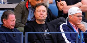 亿万富翁巴里·迪勒 （Barry Diller） 表示，埃隆·马斯克 （Elon Musk） 的人气下降是“迅速的”，因为他们在美国公开赛上共用一个盒子