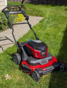 Toro 60V 30 英寸 eTimeMaster Personal Pace Auto Drive 割草机评测 – 电池供电的野兽