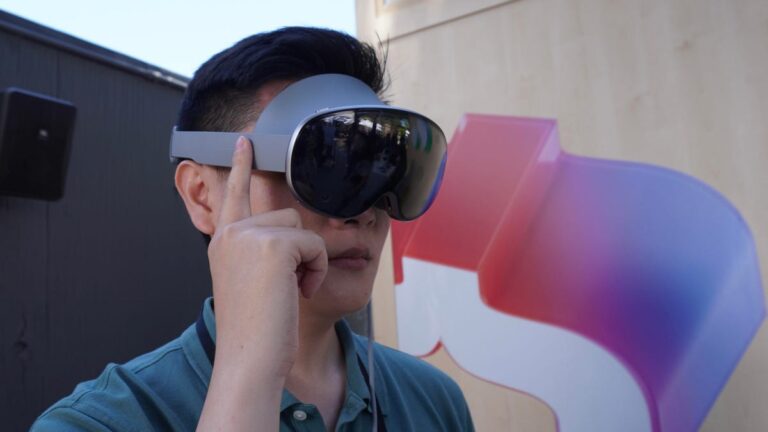 我在 I/O 2025 上试用了三星的 Project Moohan XR 耳机 – 忍不住笑了
