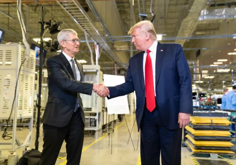 特朗普要求苹果在美国生产 iPhone，否则将面临 25% 的关税