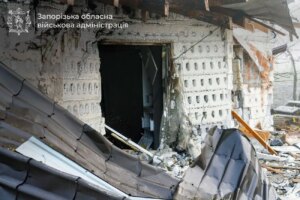 受损的公寓、私人住宅和附属建筑：占领者在一天内对扎波罗热地区进行了 450 次袭击