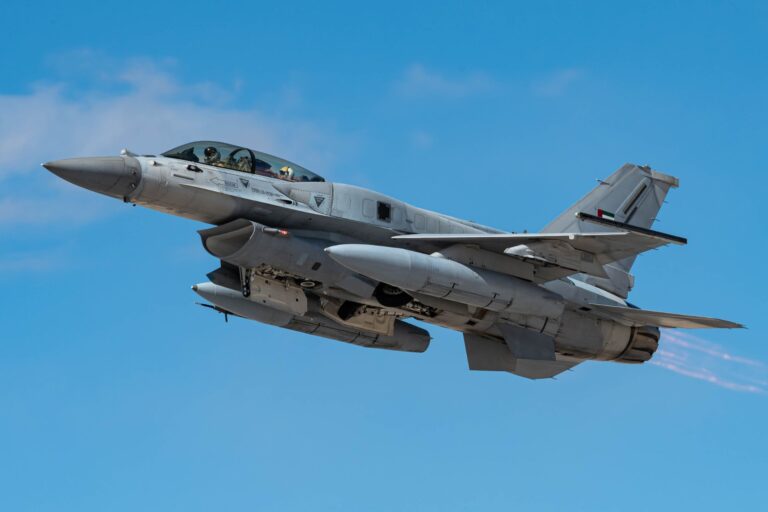 阿拉伯联合酋长国在美国战略支持下投资长期维持 F-16 战斗机