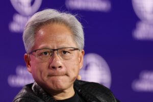 英伟达 CEO 表示，中国 AI 市场规模有望达到 640 亿美元