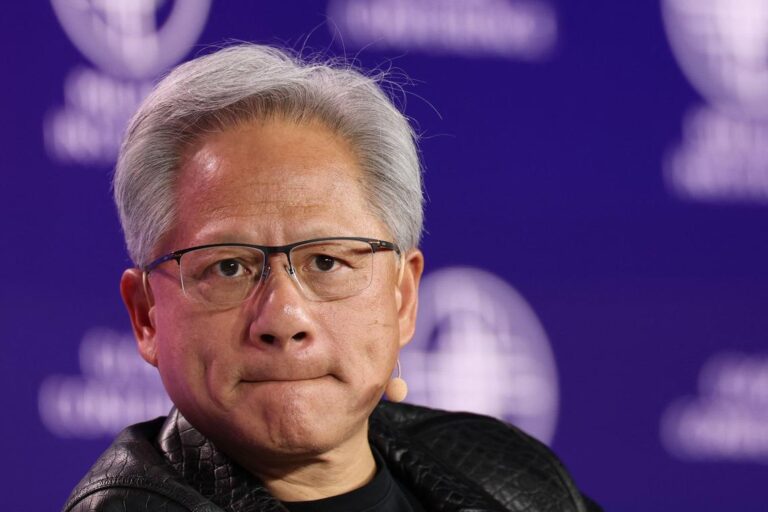 英伟达 CEO 表示，中国 AI 市场规模有望达到 640 亿美元