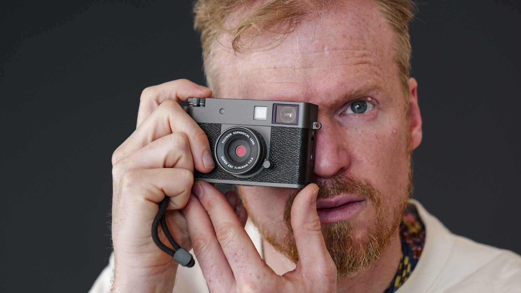 Fujifilm 的 X half 是一款小型复古紧凑型产品，非常注重古怪的胶片摄影功能，我喜欢它