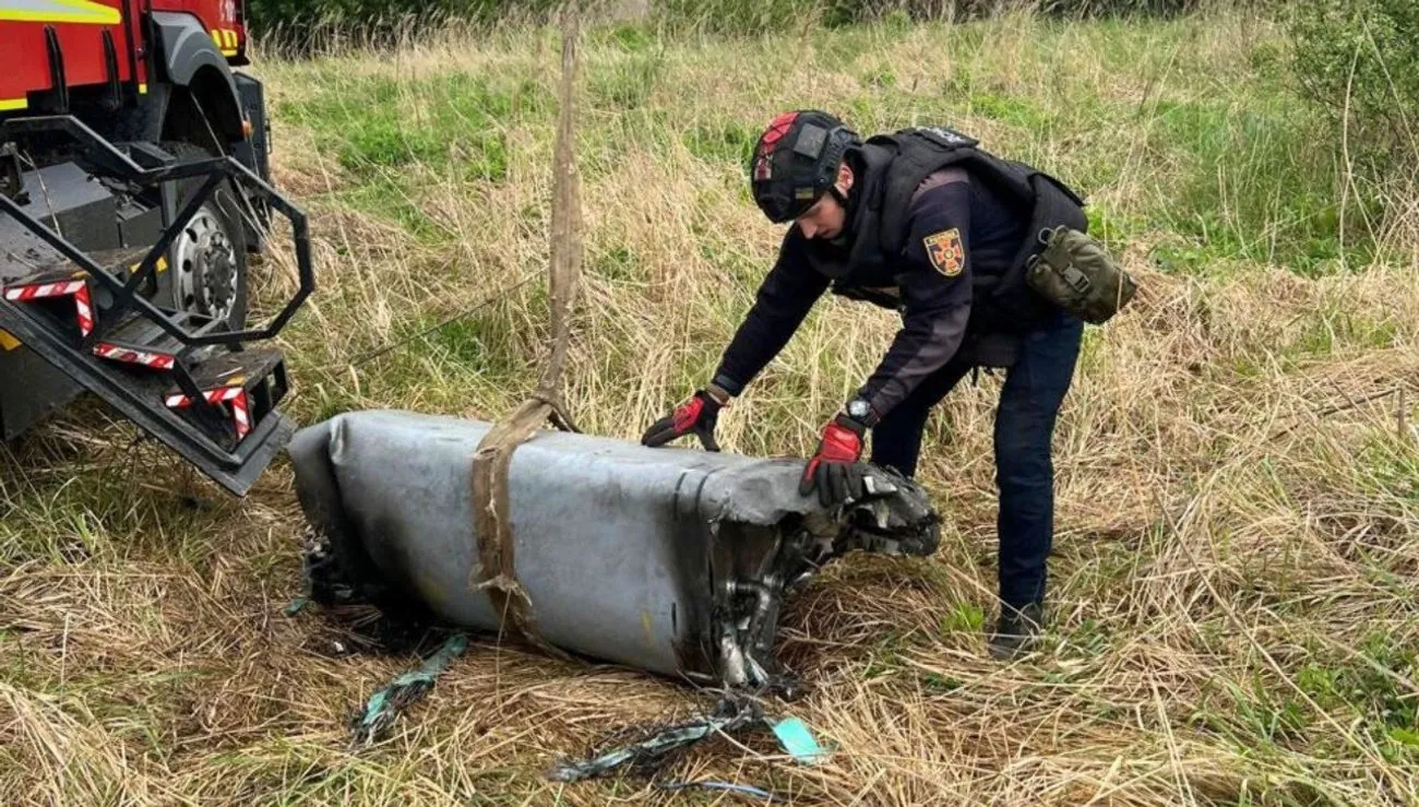 在基辅地区，国家紧急服务局的工兵抵消了一枚俄罗斯 Kh-101 导弹的弹头