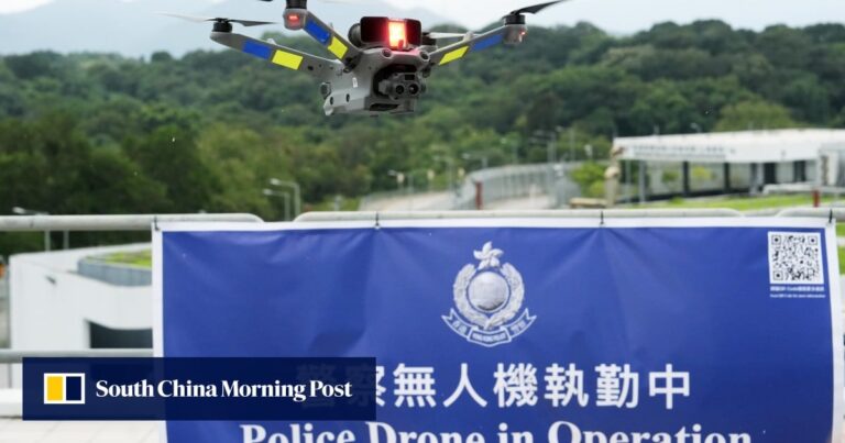 警方周五在香港市区开展无人机巡逻