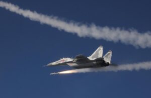朝鲜进行首次空对空导弹实弹试验