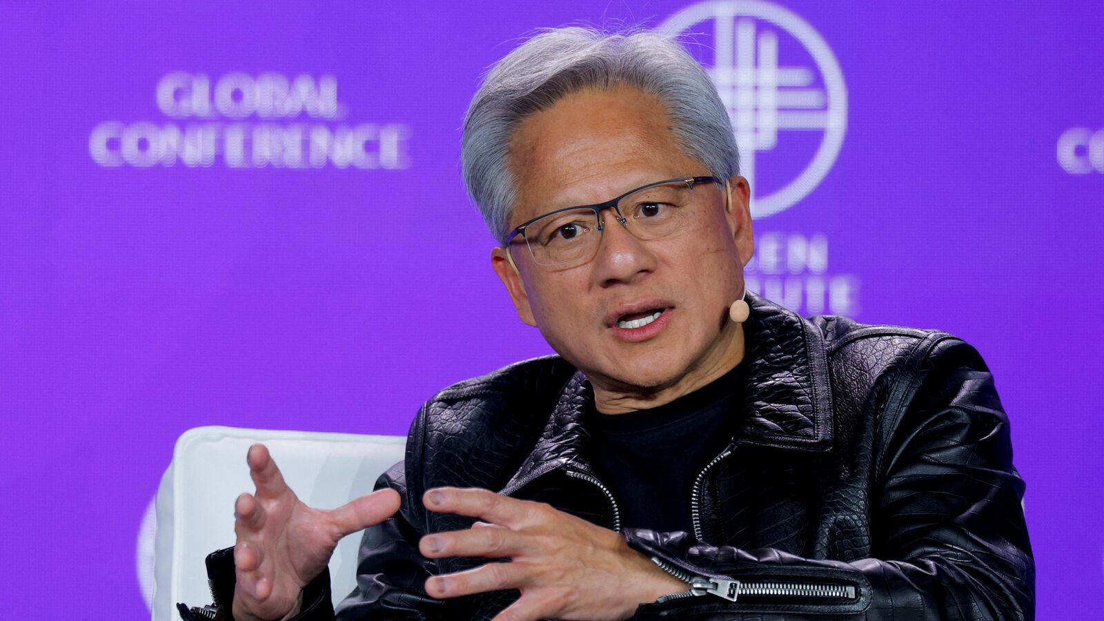 黄仁勋警告中国人工智能竞争对手，因为在美国出口限制的情况下，英伟达在一个季度内损失了 80 亿美元的销售额