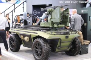 捷克公司 LPP 在 IDET 2025 上展示配备 M249 机枪和无人机集成的武装 UGV