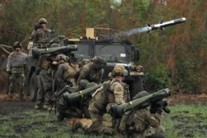 英国陆军在创纪录的射程测试轻型标枪反坦克武器