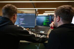 AI 正在迅速使 IT 团队和开发人员从无形变为不可或缺