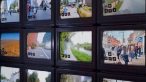 我尝试探索实时生成的 AI 世界，就像走过恐怖谷一样