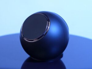 使用 DockOrb 12 合 1 基座和 Qi2 无线充电器整理并为您的桌面供电