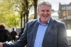 欧洲议会议员 Ciarán Mullooly 承认在给 Ursula von der Leyen 的信中使用了人工智能，其中引用了瑞典黑手党的歌词