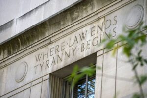 FBI 警告：犯罪分子使用 AI 发送恶意文本、冒充美国官员的语音邮件