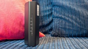 Netgear Nighthawk 夜鹰 RS100：迄今为止最便宜的 Wi-Fi 7 路由器