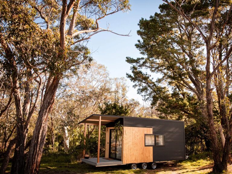 这个单层小屋在室内/室外生活和离网升级中闪耀