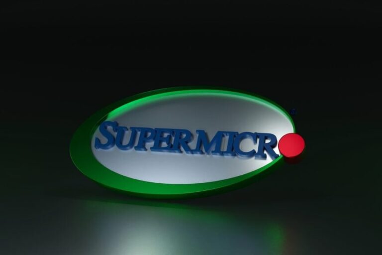 Super Micro 受 AI 服务器延迟和 Nvidia 供应限制的影响，分析师下调预测