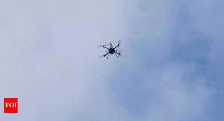 警察在加尔各答上空使用间谍无人机，STF 和防御发射探测器