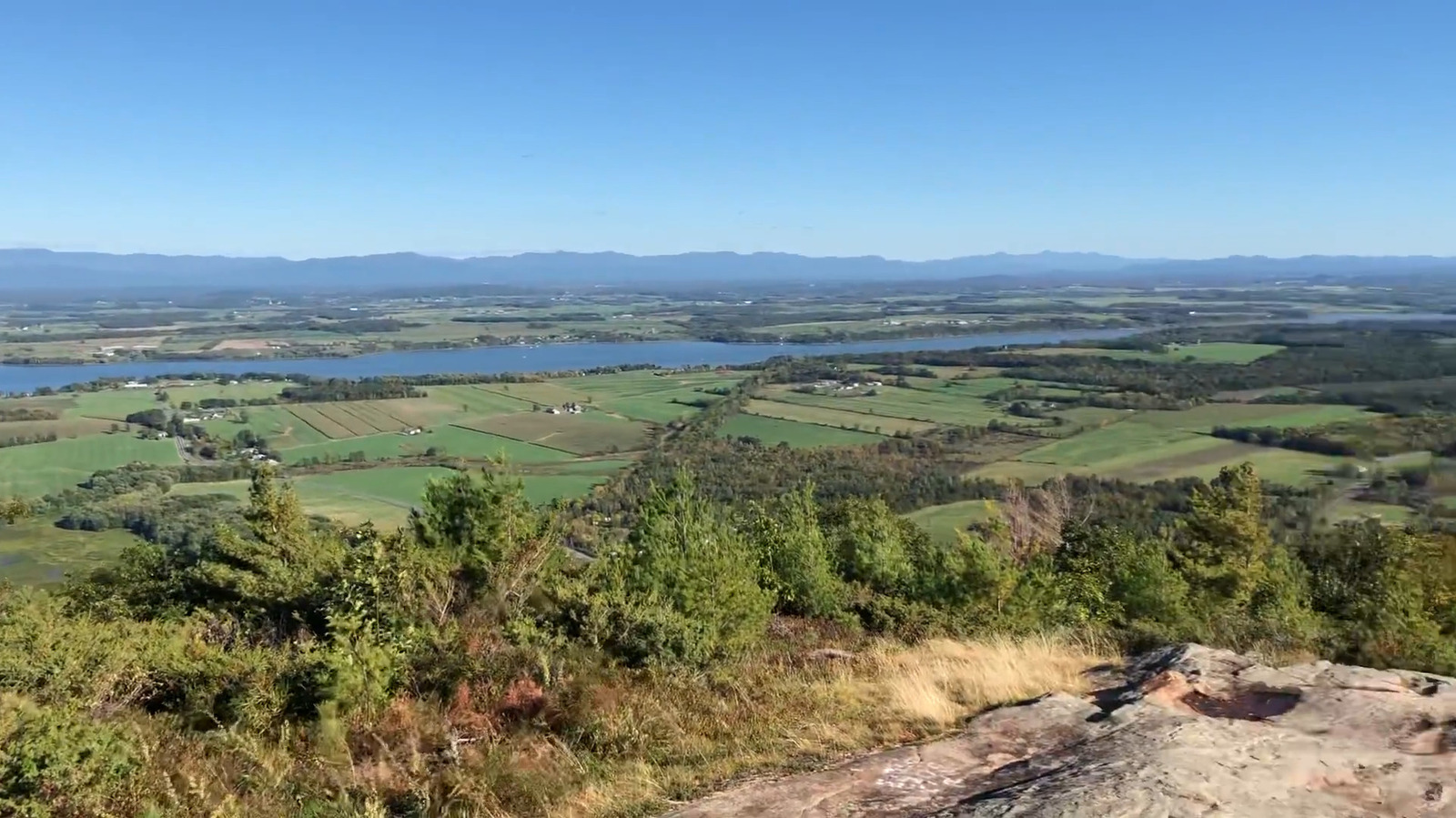 阿迪朗达克步道 （Adirondack Trail） 既快速又简单，但拥有一些最令人敬畏的山景