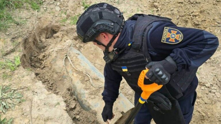 救援人员在赫尔松州的俄罗斯无人机袭击中受伤