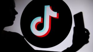 TikTok 上的 AI 视频诱骗用户下载恶意软件