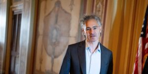Palantir 首席执行官 Alex Karp 吹捧“战士文化”，公司提升年度收入前景